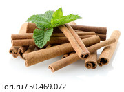 Cinnamon sticks on white reflective background. Стоковое фото, агентство Ingram Publishing / Фотобанк Лори