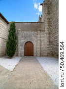 Simancas church door on a sunny day, province of Valladolid, Spain. Стоковое фото, агентство Ingram Publishing / Фотобанк Лори