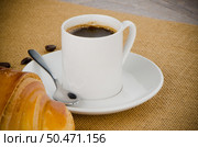 Cup of black coffee over sackcloth baclground. Стоковое фото, агентство Ingram Publishing / Фотобанк Лори