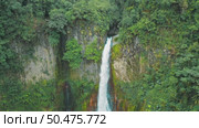 Dramatic vertical drop of Toro waterfall in Costa Rica lush jungle environment. Стоковое видео, видеограф Igor Tichonow / Фотобанк Лори