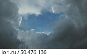 Storm clouds and hole with blue sky. Стоковое видео, видеограф Михаил Коханчиков / Фотобанк Лори