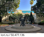 Abstract sculpture in front of the first building of the Weizmann Institute of Science. Редакционное фото, фотограф Irina Opachevsky / Фотобанк Лори