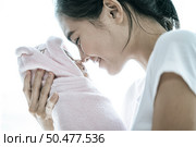 The newborn baby sleeping in the hands of the mother and the nose collided. Стоковое фото, агентство Ingram Publishing / Фотобанк Лори