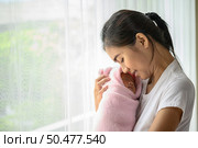 The newborn baby sleeping in the embrace of the mother. Стоковое фото, агентство Ingram Publishing / Фотобанк Лори