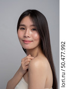 The woman wore a white strapless dress and hands rested on her shoulders. Стоковое фото, агентство Ingram Publishing / Фотобанк Лори