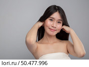 The woman wore a white strapless dress and stood to throw off her hair. Стоковое фото, агентство Ingram Publishing / Фотобанк Лори