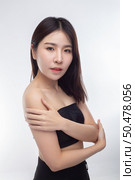Women wearing black strapless blouses Turn your head to the right and grasp her arm. Стоковое фото, агентство Ingram Publishing / Фотобанк Лори