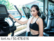 Beautiful fitness women prepare for running at the treadmill in the gym. Стоковое фото, агентство Ingram Publishing / Фотобанк Лори