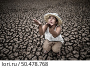 The woman sat looking at the sky and asked for rain in the dry weather,global warming. Стоковое фото, агентство Ingram Publishing / Фотобанк Лори