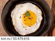 Fried eggs in a frying pan and raw eggs, organic food for good health, high in protein. Стоковое фото, агентство Ingram Publishing / Фотобанк Лори
