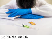 Scientists sat down at the table and had drugs and syringes. Стоковое фото, агентство Ingram Publishing / Фотобанк Лори