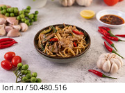 Stir fry the spaghetti put the pork in a bowl with pepper seeds, chilies, garlic, tomatoes, lettuce, lemon, and basil. Стоковое фото, агентство Ingram Publishing / Фотобанк Лори