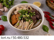 Large noodles with pork blood sausage, shredded chicken, crispy pork and sliced ??spring onions. Стоковое фото, агентство Ingram Publishing / Фотобанк Лори