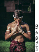 Boxers tie the rope in their hands and hands to respect the teacher. Стоковое фото, агентство Ingram Publishing / Фотобанк Лори