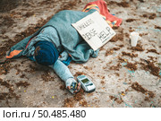 Beggars sitting under the overpass with a credit card and credit card swipe machine. Стоковое фото, агентство Ingram Publishing / Фотобанк Лори
