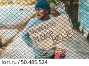 Beggars that stick to the grill with homeless messages please help. Стоковое фото, агентство Ingram Publishing / Фотобанк Лори