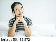 A woman sat with his hands rested under the chin and smiled happily. Стоковое фото, агентство Ingram Publishing / Фотобанк Лори