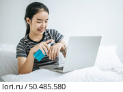 Young women clean their hands with a hand wash gel to prevent germs. Стоковое фото, агентство Ingram Publishing / Фотобанк Лори