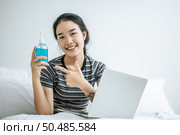 Young women clean their hands with a hand wash gel to prevent germs. Стоковое фото, агентство Ingram Publishing / Фотобанк Лори