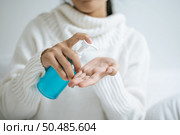 Young women clean their hands with a hand wash gel to prevent germs. Стоковое фото, агентство Ingram Publishing / Фотобанк Лори