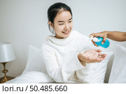 Young women clean their hands with a hand wash gel to prevent germs. Стоковое фото, агентство Ingram Publishing / Фотобанк Лори