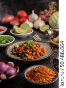 Spicy minced pork salad with chili flakes, lime, chopped green onions, chilli and roasted rice, sliced ??shallots on a cement floor. Стоковое фото, агентство Ingram Publishing / Фотобанк Лори