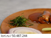 Close up and Selective focus the Shredded kaffir lime leaves with sardine in tomato sauce on wooden tray, copy space. Стоковое фото, агентство Ingram Publishing / Фотобанк Лори