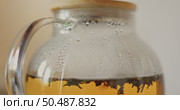 tea is brewed in a glass teapot, evaporation drops on the walls of the teapot. Стоковое видео, видеограф Vladimir Drozdin / Фотобанк Лори