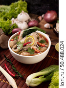 Boil the fish infusion with tomatoes, mushrooms, coriander, spring onion and lemongrass in a bowl. Стоковое фото, агентство Ingram Publishing / Фотобанк Лори