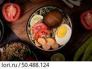 Instant noodles with minced pork, lime, onion, green peas, golden needle mushroom, and baby corn. Стоковое фото, агентство Ingram Publishing / Фотобанк Лори