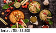 Chicken curry in a bowl with lemongrass, kaffir lime leaves, tomatoes, lemon, and garlic. Стоковое фото, агентство Ingram Publishing / Фотобанк Лори