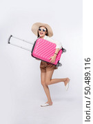 Woman wearing a hat, glasses, and handles of suitcases to travel. Стоковое фото, агентство Ingram Publishing / Фотобанк Лори
