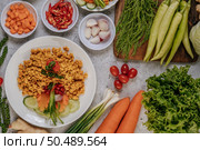Fried Chicken Pop with Chili Scallions and tomatoes. Стоковое фото, агентство Ingram Publishing / Фотобанк Лори
