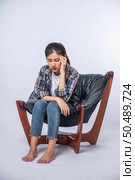 The woman was sick, sat on a chair, and touched her head with her hand. Стоковое фото, агентство Ingram Publishing / Фотобанк Лори