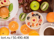 Dessert cup with apples, kiwi, orange, and grapes. Selective focus. Стоковое фото, агентство Ingram Publishing / Фотобанк Лори