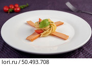 Stir-fried spaghetti beautifully arranged in a white plate. Стоковое фото, агентство Ingram Publishing / Фотобанк Лори
