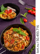 Spicy Spaghetti in a Pan With tomatoes Spaghetti and Forks. Стоковое фото, агентство Ingram Publishing / Фотобанк Лори