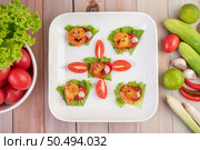 Shrimp deep-fried batter arranged beautifully in a white dish. Стоковое фото, агентство Ingram Publishing / Фотобанк Лори