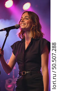 A woman sings in karaoke. Vocal lessons. Emotional performance of songs. A beautiful girl performs songs with a pair of jazz and ballads. Musical karaoke club. Стоковое AI-видео, аниматор Sergey Grishin / Фотобанк Лори