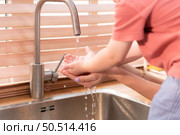 Mother and child wash your hands thoroughly in the sink before entering the kitchen. Стоковое фото, агентство Ingram Publishing / Фотобанк Лори