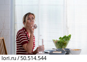 Young female with clean drinking water, which is important for her health, keeps her disease-free, and helps to brighten her skin. Стоковое фото, агентство Ingram Publishing / Фотобанк Лори