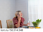 Young female with clean drinking water, which is important for her health, keeps her disease-free, and helps to brighten her skin. Стоковое фото, агентство Ingram Publishing / Фотобанк Лори