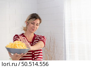 Young female think that french fries is a food that has very little nutritional benefit. On the contrary it is harmful to health in the long run. Стоковое фото, агентство Ingram Publishing / Фотобанк Лори