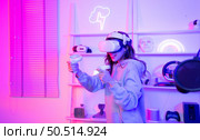 Professional gamer playing games through VR machine that responds to very fun exciting and provocative. Стоковое фото, агентство Ingram Publishing / Фотобанк Лори