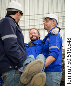 Working in a large industrial facility with heavy materials and machinery. Safety considerations are therefore of the utmost significance. Extreme vigilance must be exercised in this situation. Стоковое фото, агентство Ingram Publishing / Фотобанк Лори