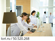 The hospital’s medical ensemble will sit and converse, exchange ideas, and rest in the doctor’s resting room. before launching the following mission. Стоковое фото, агентство Ingram Publishing / Фотобанк Лори