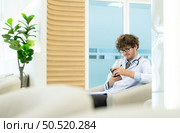 The hospital’s medical ensemble will sit and converse, exchange ideas, and rest in the doctor’s resting room. before launching the following mission. Стоковое фото, агентство Ingram Publishing / Фотобанк Лори
