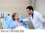 The doctor did a daily check-up and talked about the serious illness that had happened to the girl. to know the progress of treatment. Стоковое фото, агентство Ingram Publishing / Фотобанк Лори