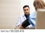 The doctor did a daily check-up and talked about the serious illness that had happened to the girl. to know the progress of treatment. Стоковое фото, агентство Ingram Publishing / Фотобанк Лори