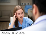 The doctor did a daily check-up and talked about the serious illness that had happened to the girl. to know the progress of treatment. Стоковое фото, агентство Ingram Publishing / Фотобанк Лори